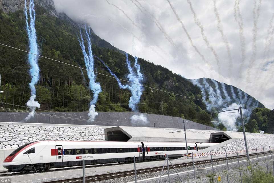 Hầm đường sắt dài nhất thế giới thuộc về tuyến hầm đường sát Gotthard dài 57,1 km mới khai trương ngày 1/6/2016. Đây là một kỷ lục mới xác lập trong  ngành đường sắt thế giới.